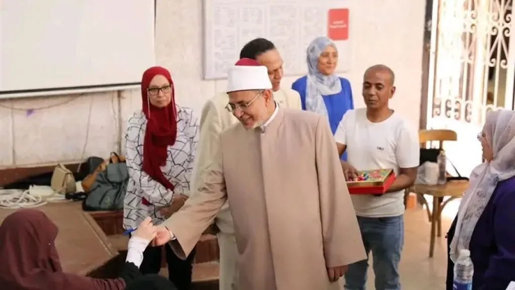 رئيس جامعة الأزهر يوزع الشيكولاتة على الطلاب في
