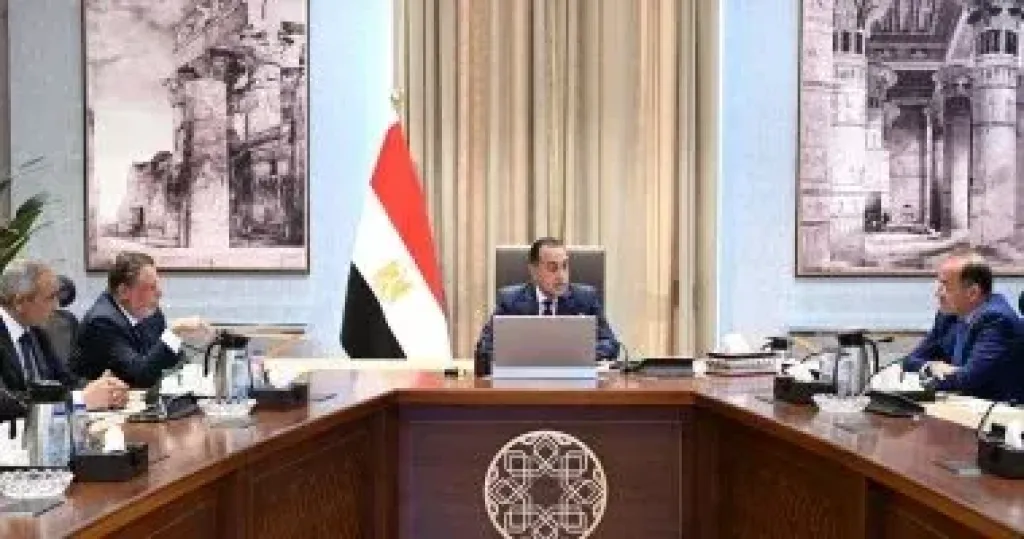 رئيس الوزراء يجتمع مع محافظ البنك المركزي ووزير المالية لاستعراض عددٍ من الملفات