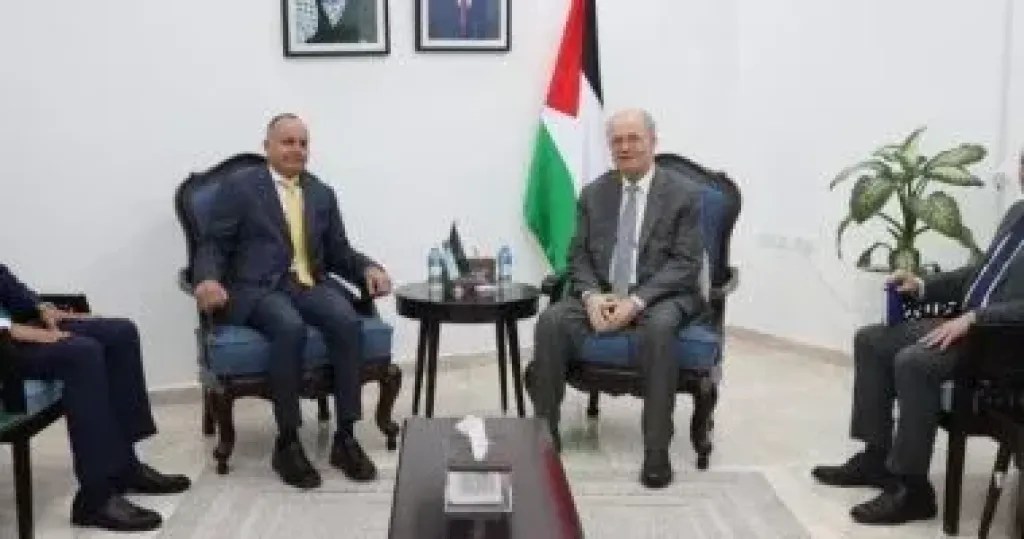 سفير مصر في رام الله يلتقي برئيس الوزراء الفلسطيني