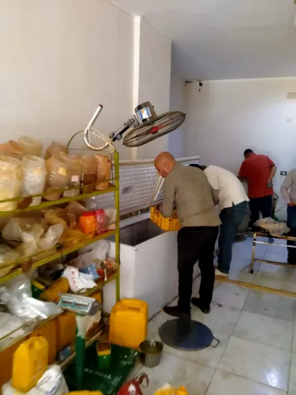 التحفظ على 43 كجم من اللحوم والدواجن المخالفة خلال حملة رقابية على المجازر وشوادر اللحوم ببني سويف