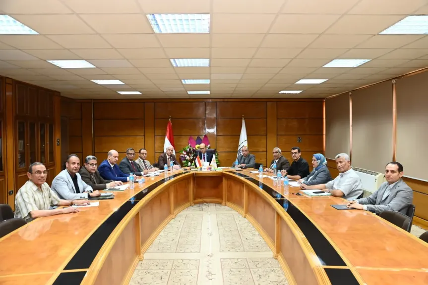الدكتور المنشاوي يعقد أول اجتماع للجنة العليا للتحول المؤسسي والرقمي بجامعة أسيوط