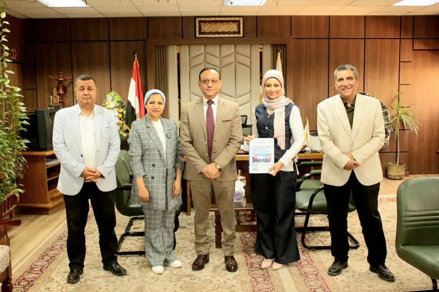 كلية الآداب بجامعة أسيوط تعرض إصدارًا علميًا دوليًا جديدًا خلال لقاء نائب رئيس الجامعة