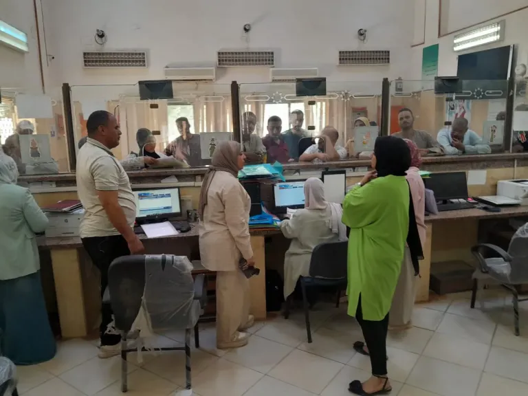 محافظ أسيوط يوجه بمتابعة الخدمات المقدمة للمواطنين.. ورئيس مركز ديروط