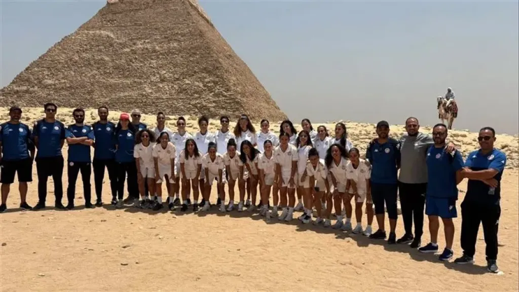 منتخب تونس للكرة النسائية يزور الأهرامات ويشيد بحفاوة الاستقبال في مصر