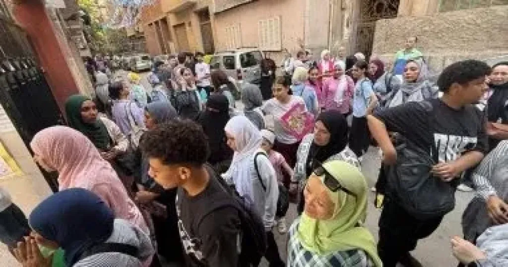 ممنوع المحمول.. تفتيش طلاب الشهادة الإعدادية في الجيزة قبل دخول اللجان