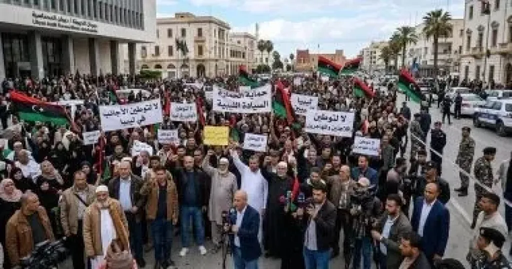 توطين الأجانب يفجر أزمة في ليبيا.. احتجاجات ومهلة لإغلاق مفوضية اللاجئين