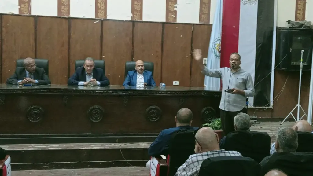 مدير تعليم أسيوط لرؤساء لجان الشهادة الإعدادية : لا تهاون مع الغش وحظر المحمول