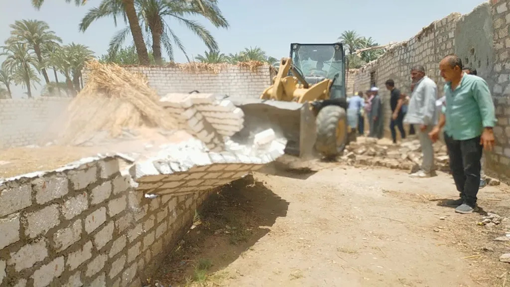 محافظ أسيوط: إزالة 34 حالة تعدي على أراضي زراعية وأملاك دولة ومتغيرات مكانية