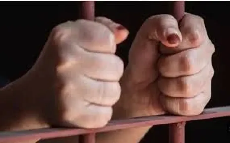 حبس فتاة وصديقها 4 أيام لاتهامهما بقتل عامل وتعذيبه حتى الموت في البحيرة