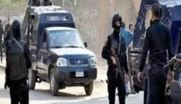مصرع 2 وإصابة آخر وضبط مخدرات وأسلحة وقنابل فى مداهمة بؤرة إجرامية بإسنا