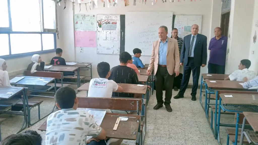 فى يومها الأول .. مدير تعليم أسيوط يتفقد لجان امتحانات الشهادة الاعدادية بديروط
