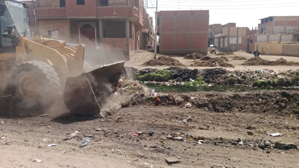 محافظ أسيوط: رفع أكثر من 200 طن من المخلفات وتراكمات القمامة بالقوصية