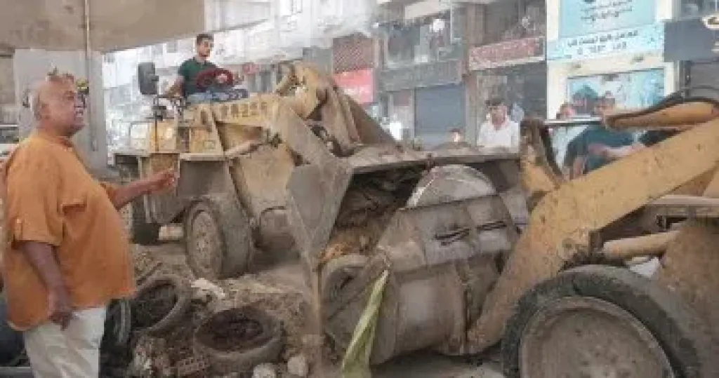 رفع الأكشاك المخالفة والتعديات على خط التنظيم خلال حملات فى بولاق الدكرور.. صور