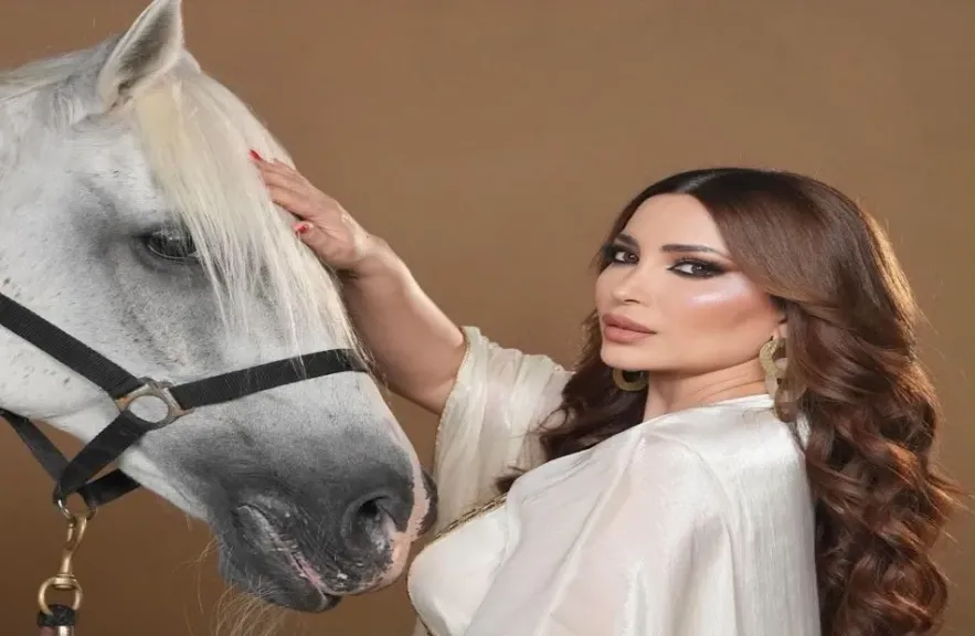 في اليوم العالمي للخيل.. نسرين طافش تخطف الأنظار بجلسة تصوير مميزة