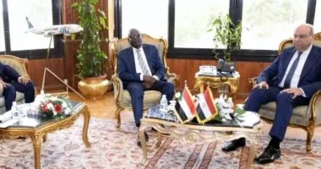 وزير الطيران يستقبل وزير النقل السوداني لتعزيز التعاون الإستراتيجي