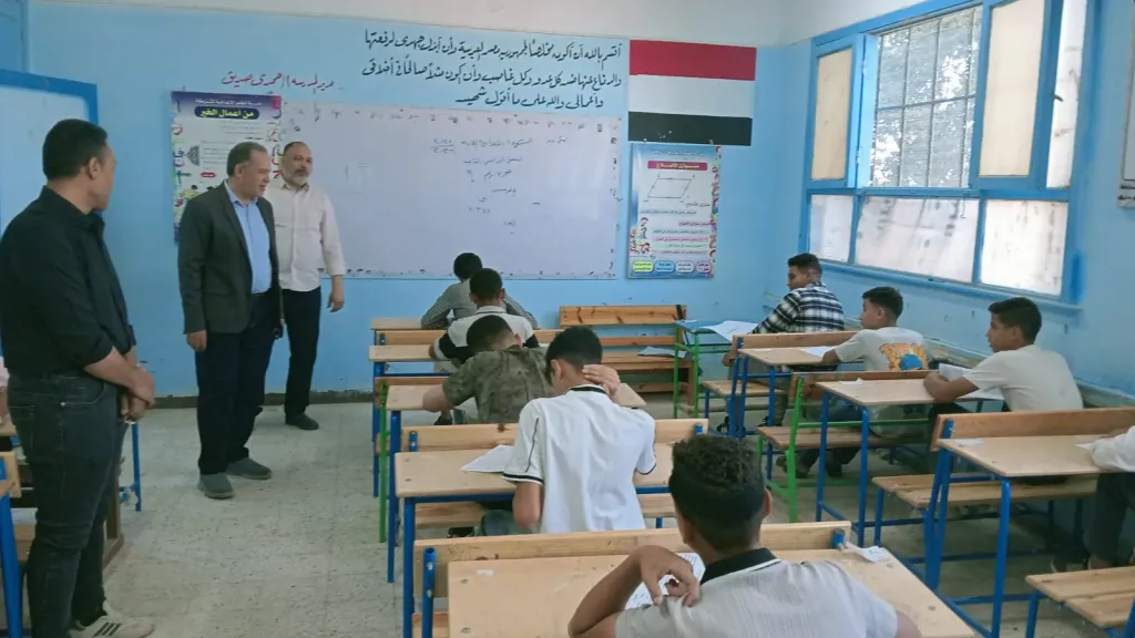 مدير تعليم أسيوط يواصل جولاته التفقدية لامتحانات الشهادة الاعدادية بساحل سليم