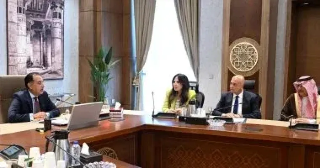 مدبولي يلتقي مسئولي شركة ”أكوا باور” لبحث تنفيذ مشروعات تحلية مياه البحر