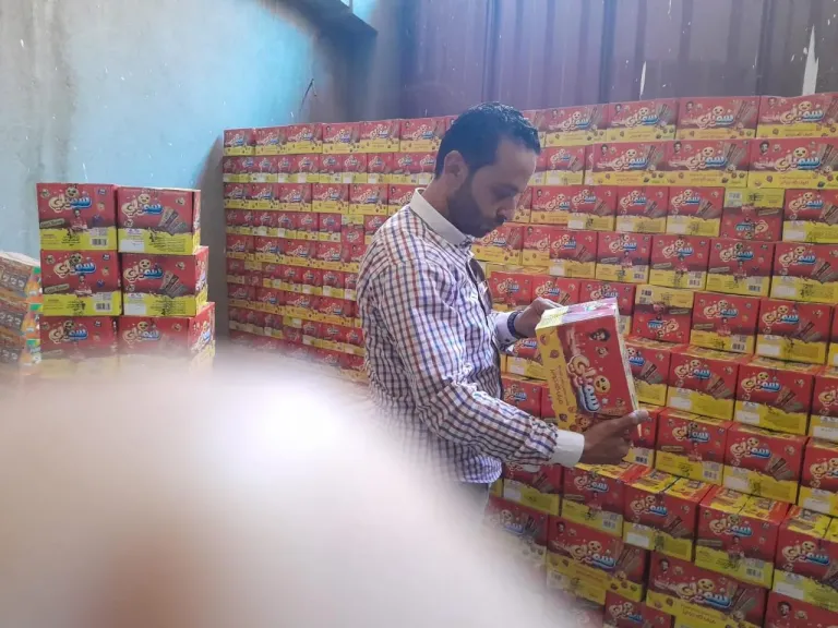 تموين القليوبية تشن حملات مكثفة  على الأسواق وتضبط عبوات عصائر مجهولة المصدر بمخزن غير مرخص