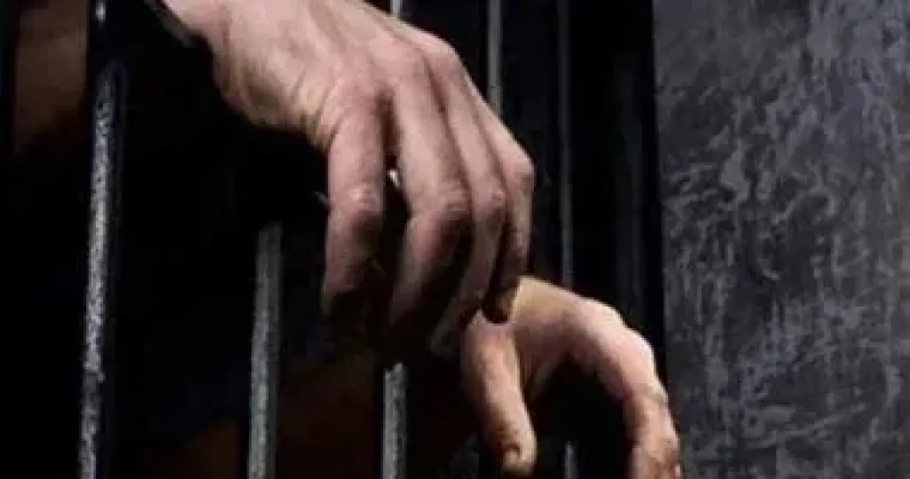كدمات وسحجات.. القبض على محفظ قرآن تعدى على طفل بالضرب