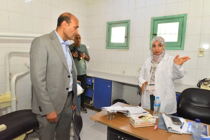 محافظ أسيوط يحيل مدير الوحدة الصحية بعرب المدابغ و3 من الأطقم الطبية والتمريض
