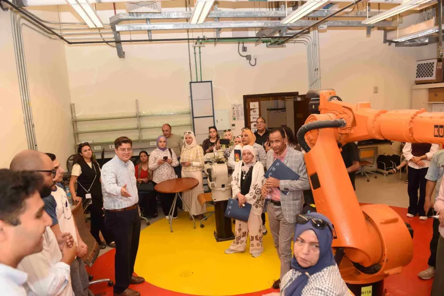 ضمن سلسلة لقاء مع خبير:  أستاذ الجامعة الأمريكية بالقاهرة عمرو الموجي يستكشف الأبعاد الأخلاقية للسيارات ذاتية القيادة