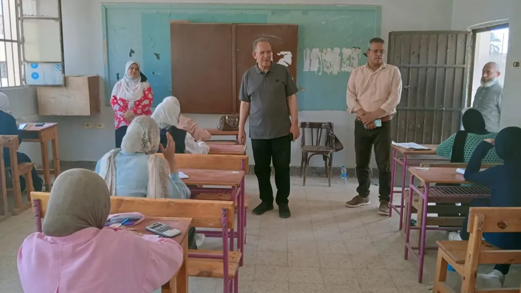 وكيل وزارة التعليم بأسيوط يتابع امتحانات الشهادة الاعدادية بقرية أولاد الياس بصدفا