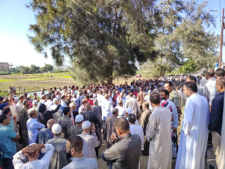 الآلاف يشاركون في تشييع جثمان عبد العزيز مخيون بمسقط رأسه في البحيرة | صور