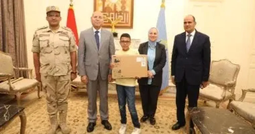 محافظ القاهرة يستجيب لرغبة طالب من ذوي الهمم ويهديه لابتوب