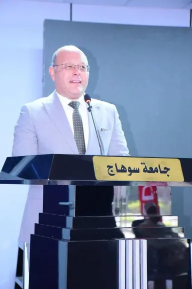 رئيس جامعة سوهاج يرفع  ”عبء الضيافة” عن كاهل الباحثين.. قرار إنساني يُعيد لـ ”يوم المناقشة” بهجته