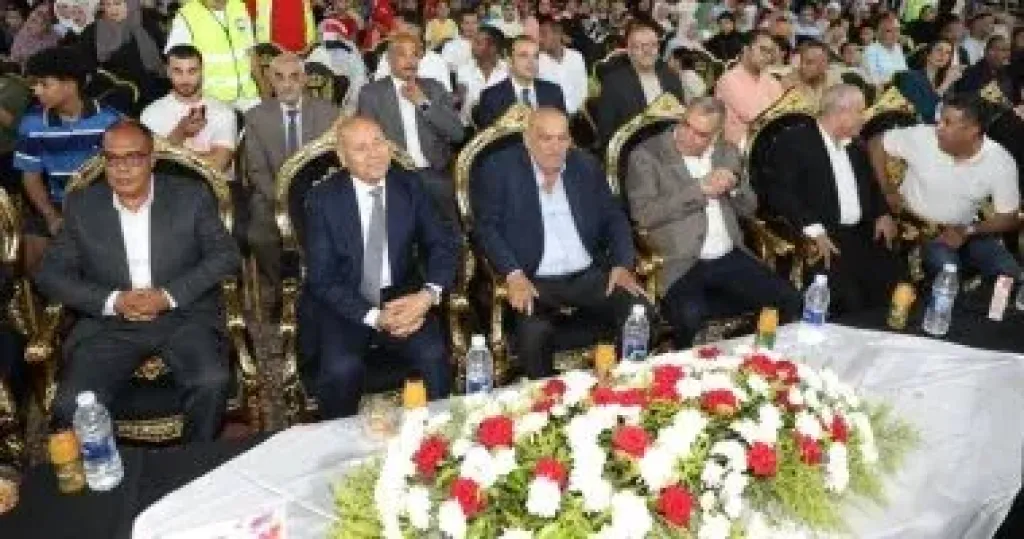 محافظ القاهرة يشارك أهالي الأسمرات مشاهدة افتتاح بطولة كأس العالم