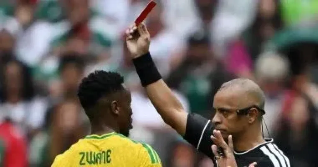 بعد الافتتاح.. البطاقات الحمراء تُشعل مخاوف نجوم البريميرليج في كأس العالم