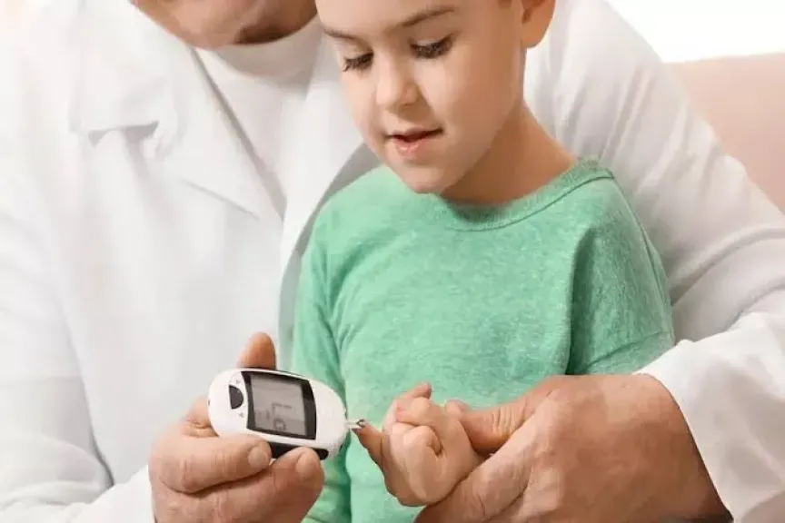 FDA توافق على أول جهاز للأطفال لقياس سكر الدم كل 15 دقيقة بدون شكشكة