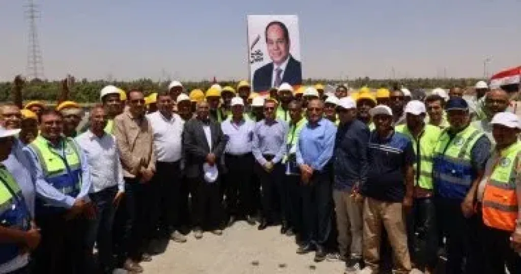 وزير النقل يُكافئ مهندسي وعمال محور دراو بأسوان.. ويؤكد: الصعيد يشهد طفرة