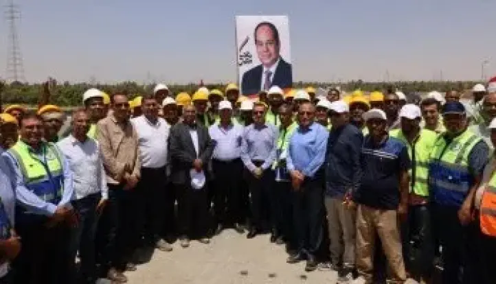 وزير النقل يُكافئ مهندسي وعمال محور دراو بأسوان.. ويؤكد: الصعيد يشهد طفرة