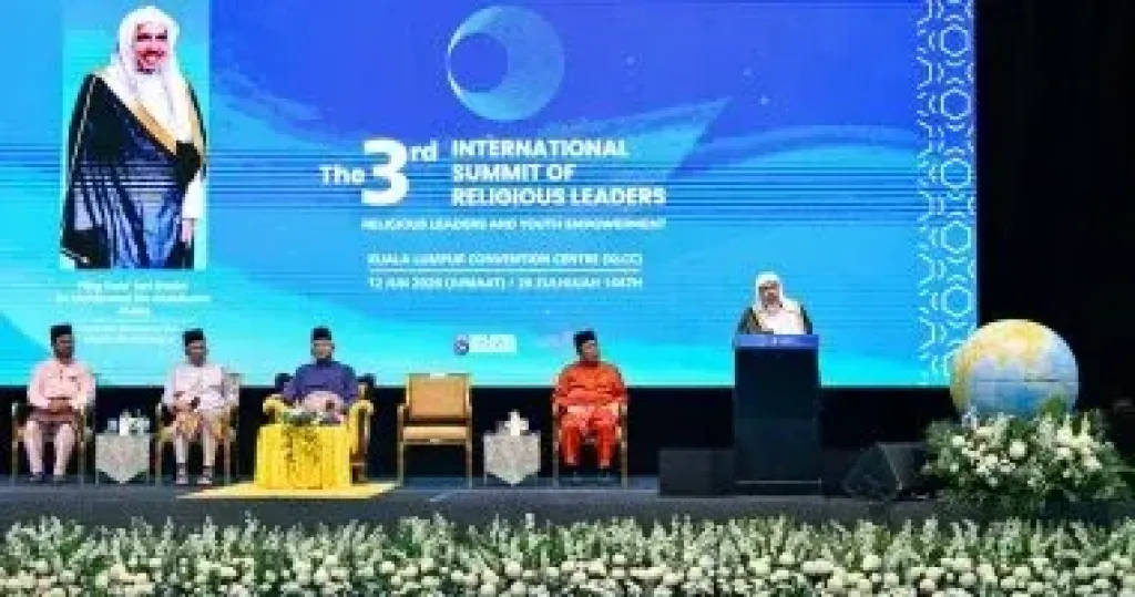 أمين عام رابطة العالم الإسلامي يشارك في ”القمة الدولية الثالثة للقيادات الدينية” بماليزيا