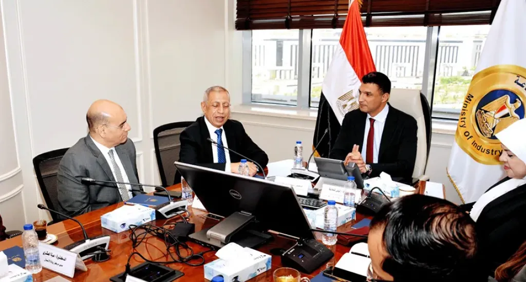 وزير الصناعة يبحث مع رئيس الأكاديمية العربية تعزيز التعاون في البحث العلمي ودعم الابتكار والتدريب