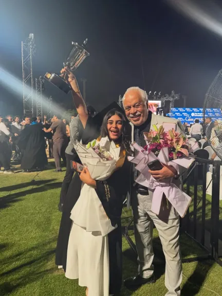 أشرف زكى وروجينا يحتفلان بتخرج ابنتهما مريم.. وماجدة زكى تشاركهما الفرحة