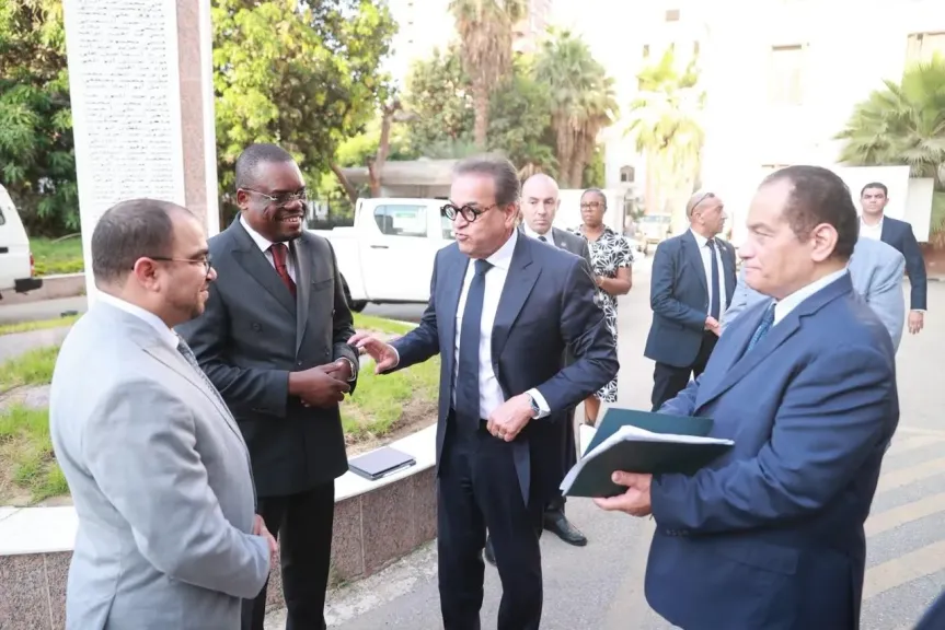 وزير الصحة يستقبل مدير عام المركز الأفريقي لمكافحة الأمراض لتعزيز التعاون في الطب الوقائي