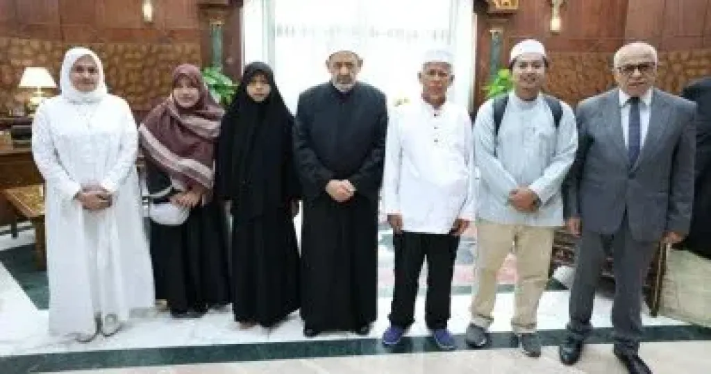 شيخ الأزهر يوجه بتحمل نفقات سفر وإقامة أسرة طالب تايلاندي ويستقبلهم بمصر