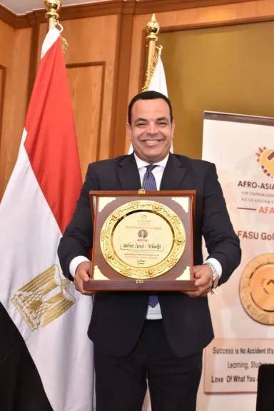 ”AFASU” تكرم الإعلامي أيمن عدلى بالجائزة الذهبية الدولية ضمن نخبة من رواد الإبداع