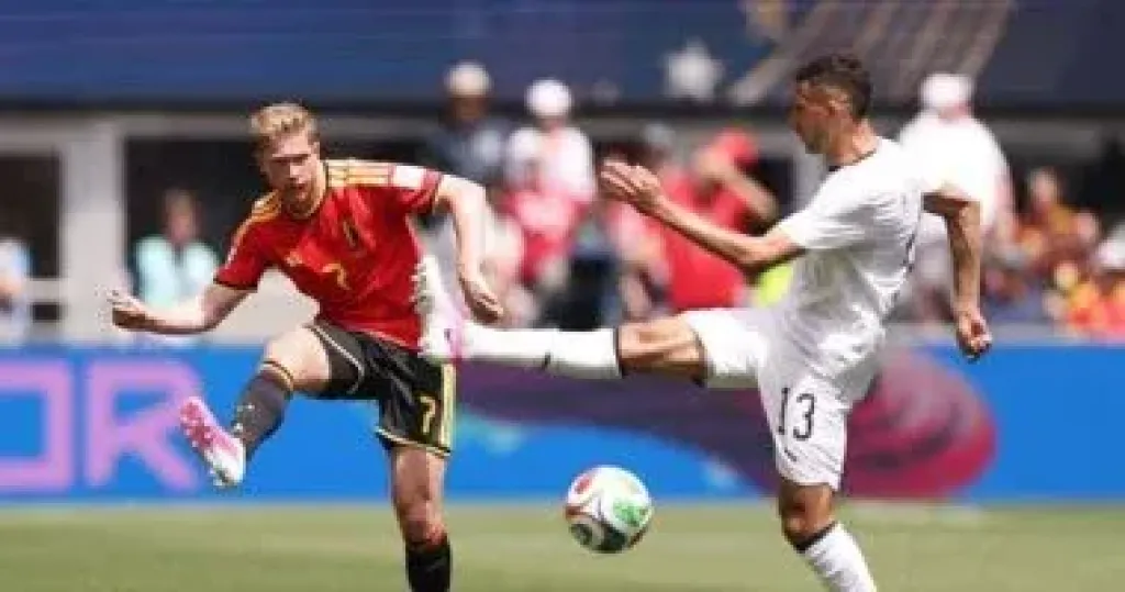 أحمد فتوح يتلقى البطاقة الصفراء فى مواجهة بلجيكا بكأس العالم