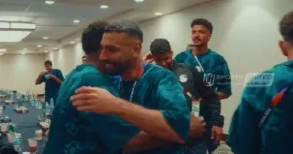 منتخب مصر يفاجئ محمد صلاح بـ”تورتة” عيد ميلاده بعد نهاية مباراة بلجيكا