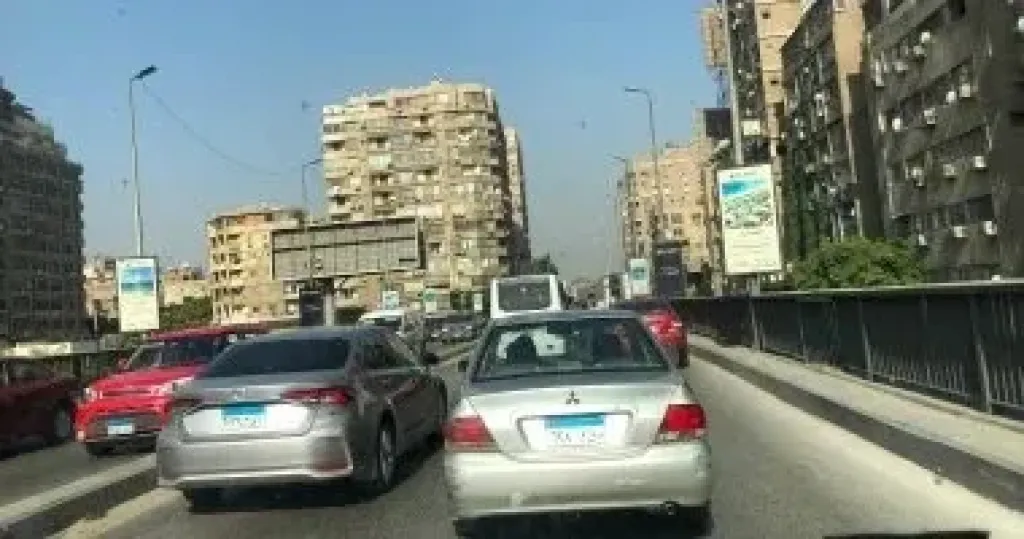 النشرة المرورية.. كثافات متوسطة للسيارات على محاور القاهرة والجيزة