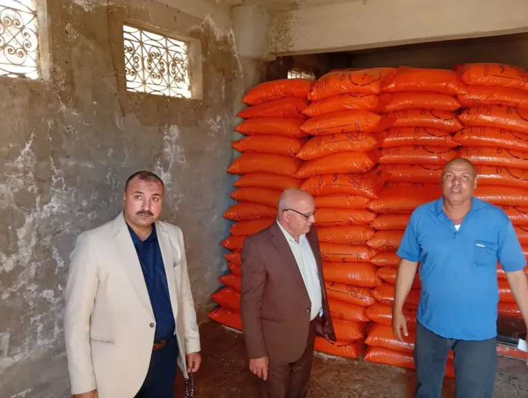 ضبط 23 شيكارة سماد مغشوش وغير صالح للاستخدام الزراعي بمنفلوط