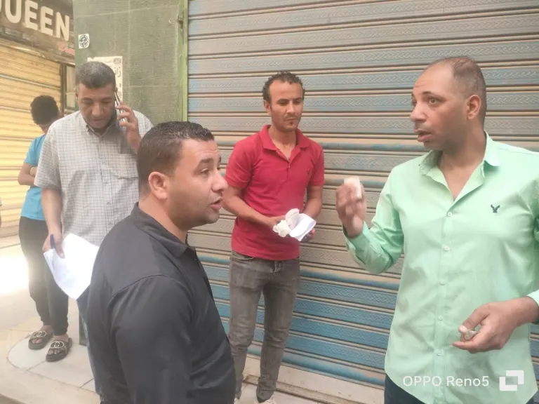 غلق وتشميع ٨ محال مخالفة بكفر الدوار لإدارتها دون ترخيص والتعدي على الطريق العام