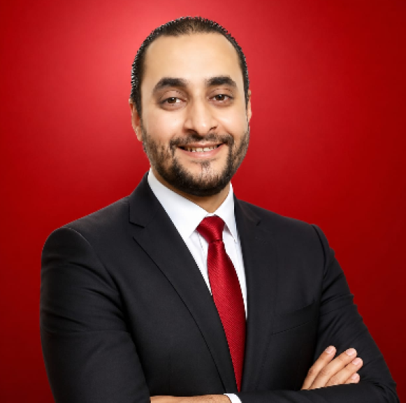 سمير دسوقي وزوجته :يتقدمان بالشكر للدكتور محمد طلعت سعودي وطاقم التمريض بعد نجاح جراحة دقيقة