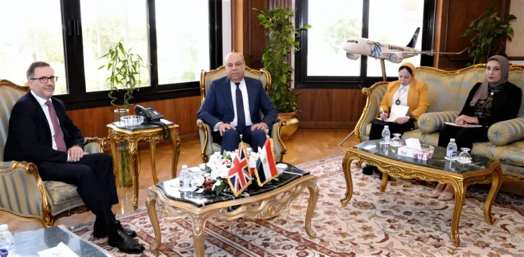 الحفني يبحث مع السفير البريطاني تعزيز التعاون في مجال الطيران المدني