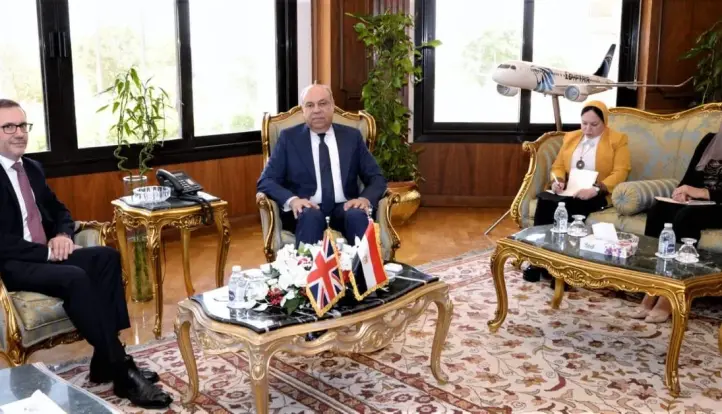 الحفني يبحث مع السفير البريطاني تعزيز التعاون في مجال الطيران المدني