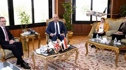 الحفني يبحث مع السفير البريطاني تعزيز التعاون في مجال الطيران المدني