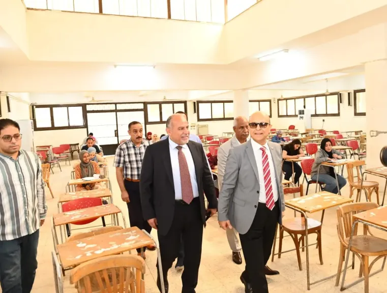 الدكتور المنشاوي يتفقد امتحانات الدراسات العليا بمعهد بحوث ودراسات البيولوجيا